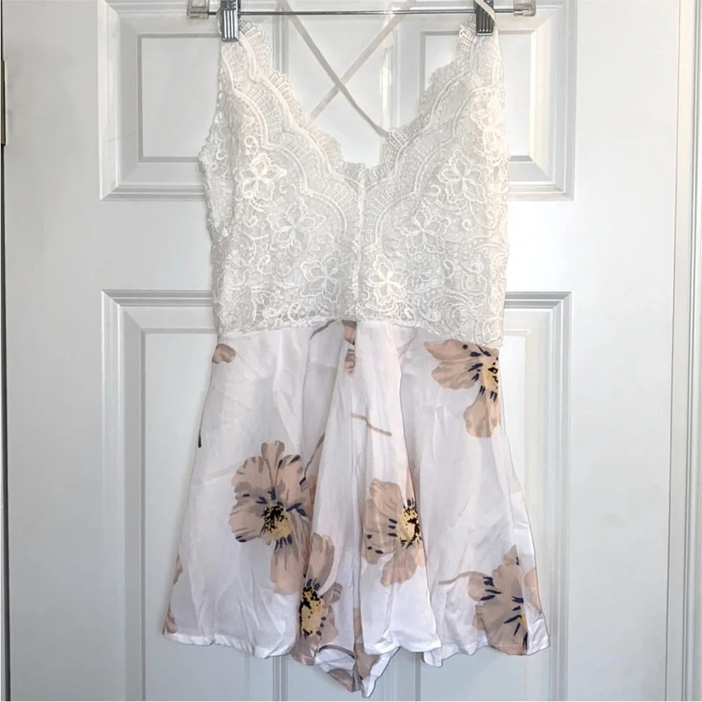 Floral Crochet Romper in Pink & White Brand New - Picture 7 of 13